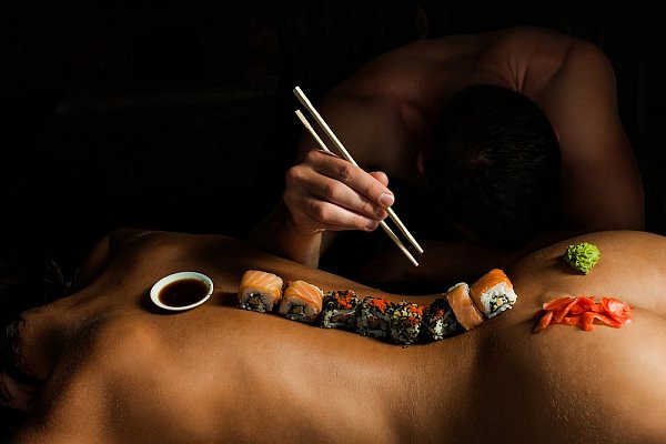 Nyotaimori, body sushi, jedzenie z ciała, erotyka, seks.